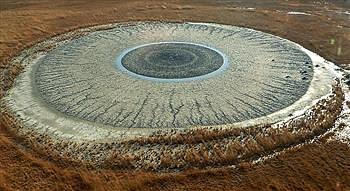 ظاهرة طبيعية نادرة بركان طيني يشكل عينا بشرية عملاقة