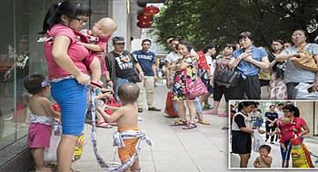 صينية تعرض أبنائها للبيع مجانا بعد أن هجرها زوجها