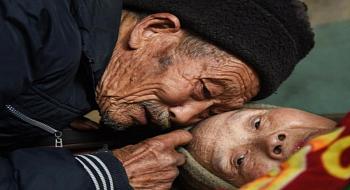 الوفاء بالصور متقاعد صيني يعتني بزوجته المشلولة منذ 56 عامًا