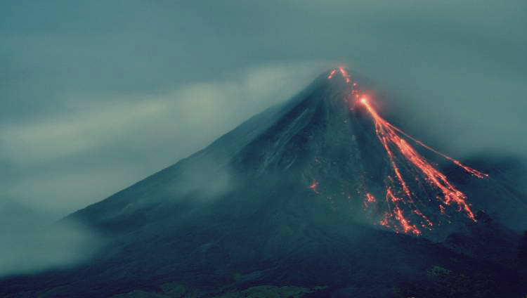 فتاة رومانية تحطم الرقم القياسي في تسلق أعلى بركان بالعالم يبلغ ارتفاعه 6893 مترًا