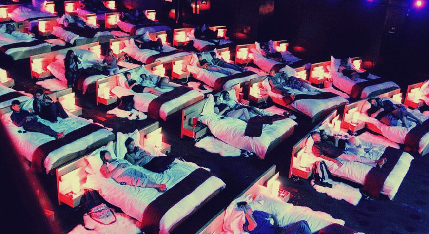 12 دار عرض سينمائية مُبتكرة حول العالم شاهد الفيلم من القارب أو على السرير