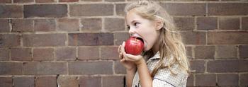 التفاح والمخلل 10 أطعمة تضر بصحة أسنانك