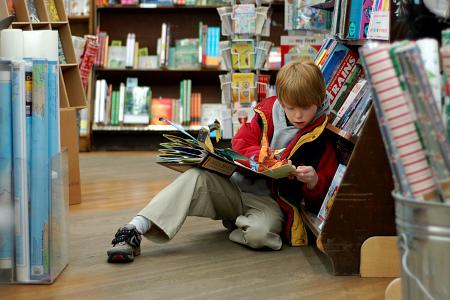خطوات ستساعدك على جعل طفلك يحب القراءة والكتب