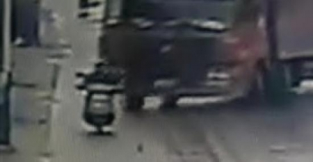 بالفيديو لحظة وفاة رجل دهسا تحت عجلات شاحنة ضحمة