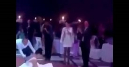 شاهد أغرب رد فعل لعريس بعد سقوط عروسته