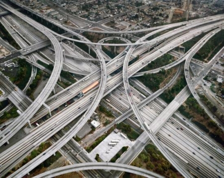 بالصور مجموعة من أروع الطرق السريعة في العالم المصممة بطريقة هندسية معقدة وعبقرية 