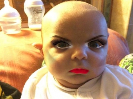 مكياج الكتروني على وجه طفلة بعمر السبعة أسابيع