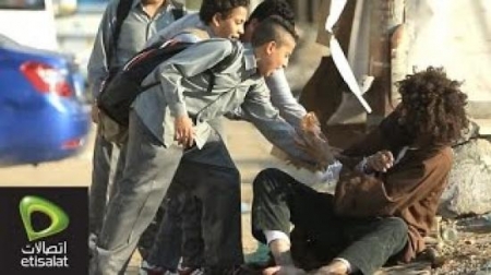 أطفال يضربون مجنون في الشارع شوف رد فعل الناس