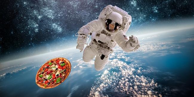 5 أطعمة بإمكانك أكلها في الفضاء الخارجي من ضمنها بيتزا هت