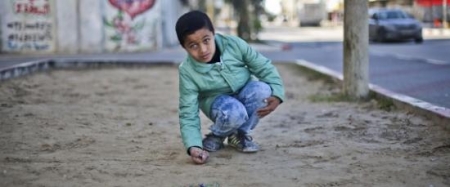 ليست عدسات طفل فلسطيني يمتلك عيناً زرقاء وأخرى بُنية تعرف عليه بالصور
