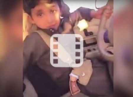 القبض على سعودي سمح لابنه بقيادة السيارة ووضع مسدساً بين يديه محرضاً على قتل أهل الحضر