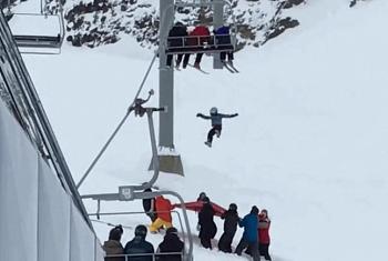 التقاط طفل بعد تعلقه في مصعد التزلج على الجليد