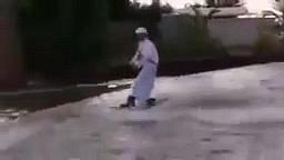 شاهد شاب يتزلج على الماء في شوارع دبي أظهر براعة شديدة