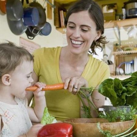 7 أكلات لا تجعلي طفلك يتناولها خلال الصيف