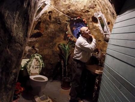 كوستاريكي يقضي 12 عامًا في بناء منزل تحت الأرض