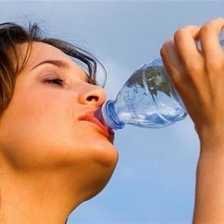 استشارى تغذية يوضح تأثير الماء في التخلص من الوزن الزائد