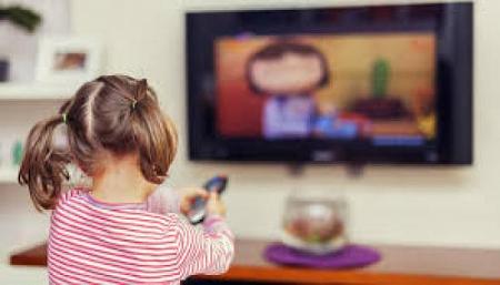 كم عدد ساعات مشاهدة التلفاز الطبيعية لطفلك؟