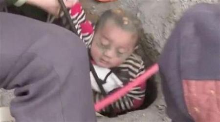 بالفيديو لحظة إنقاذ طفل من بئر بعمق 90 متراً