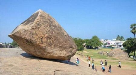 بالفيديو صخرة وزنها 250 طناً تتحدى قوانين الجاذبية