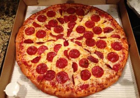 لماذا كرتون البيتزا مربع الشكل وهي دائرية؟ اعرف السبب
