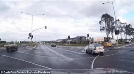 بالفيديو هل هذا شبح سيارة أم خدعة بصرية؟