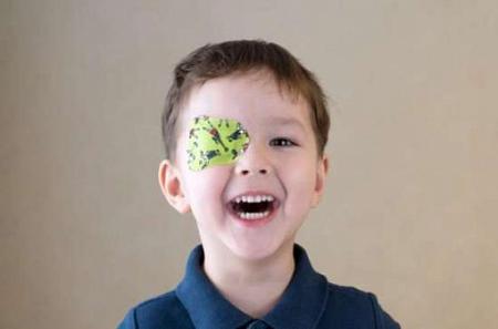 العين الكسولة عند الأطفال أعراضها وطرق علاجها