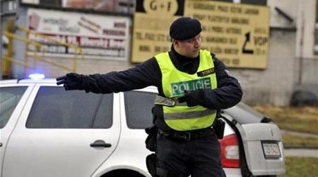 شرطي تشيكي مخمور يصطدم بـ 51 سيارة شاهد