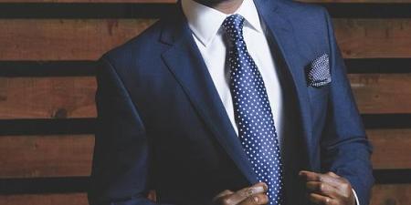 تعلّمي معنا كيف تربطين ربطة العنق لمساعدة زوجك عند استعداده للذهاب إلى أي مناسبة بالصور