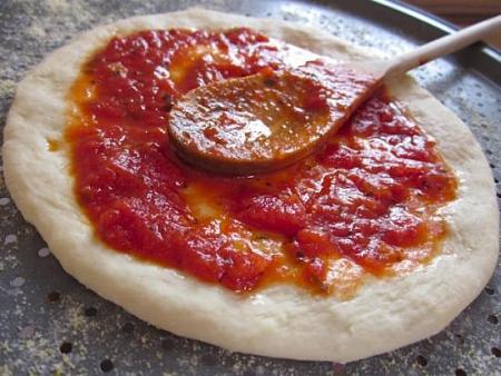 طريقة عمل صلصة البيتزا وتخزينها بالصور