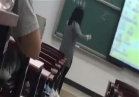 بالفيديو مدرس يُجبر طالبة على معاقبة نفسها داخل الفصل بأسلوب غريب