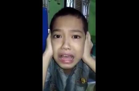 دموع وتأثر على وجه طفل صيني خلال رفعه الأذان فيديو