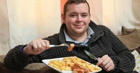 شاب بريطاني لا يتناول إلا البطاطس المقلية و النقانق منذ 22 عاماً!