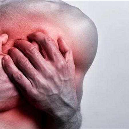 استشاري أمراض قلب يوضح أشهر أعراض الجلطة القلبية