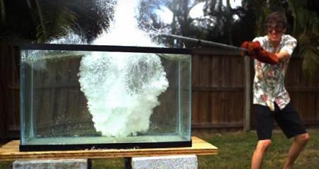 فيديو: ماذا يحدث عند سكب مصهور الملح على الماء؟