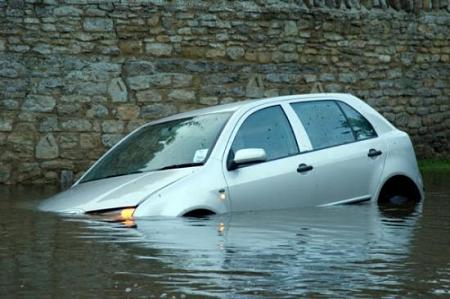 فيديو أسرع وأفضل طريقة تحمي فيها نفسك من غرق السيارات خلال السيول
