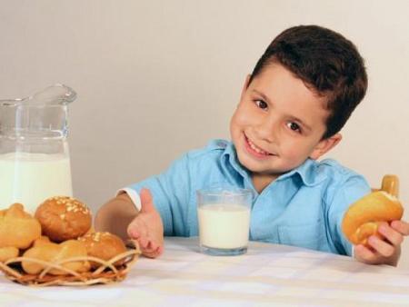 كوب من الحليب يومياً يحمي طفلكِ من هذه الأمراض والمشاكل الصحية!