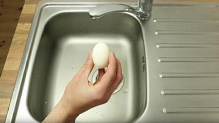من خلال هذه الحيلة يمكنكم أن تقشّروا بيضة مسلوقة في 5 ثوانٍ السرّ كامنٌ في الكوب