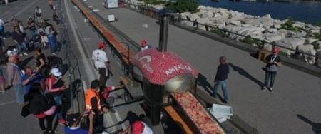 طولها 2 كيلومتر نابولي الإيطالية تدخل غينيس بأطول بيتزا في العالم