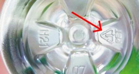 ماذا تعني الأرقام الصغيرة في الجزء السفلي من الزجاجات البلاستيكية ؟