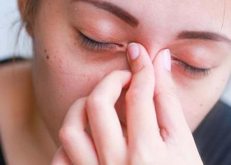 3 وصفات سريعة لإراحة العينين من آثار البكاء