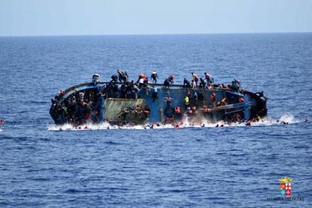 صور مروعة لزورق على متنه 562 مهاجراً يغرق في البحر المتوسط