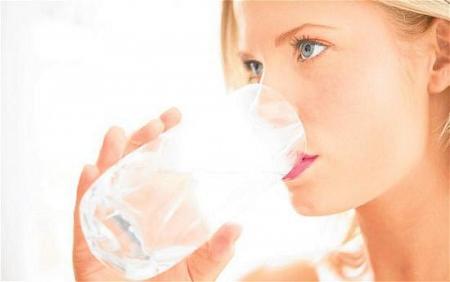 هل أنت بحاجة لشرب لترين من الماء يوميًا لتبقى بصحة جيدة؟