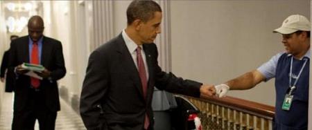 الرجل الذي كشف حقيقة أوباما؟ شاهد بالصور كيف حول البيت الأبيض إلى قاعة للرقص والهزل