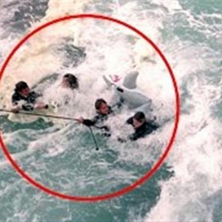 بالفيديو والصور لحظة تحدى عدد من السباحين لموجه ضخمة