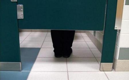 أسباب تصميم أبواب الحمامات في الأماكن العامة قصيرة