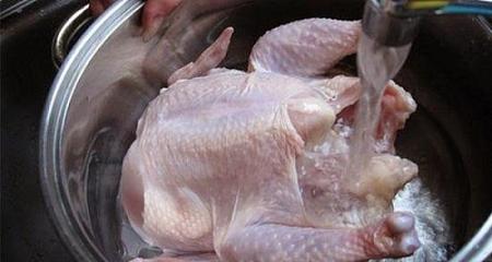 مفاجأة صادمة غسل الدجاج قبل طهيه سم قاتل لهذا السبب!