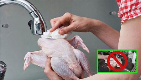 غسل الدجاج بالماء ضار جدا ويزيد من انتشار البكتريا