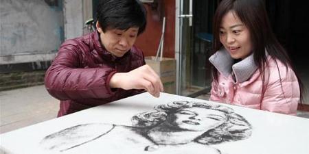 حلاق صيني يُشكّل لوحاته الفنية من بقايا قصاصات الشعر الصغيرة هذا هو الإبداع بعينه