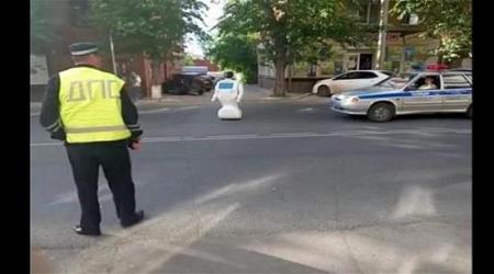 بالفيديو روبوت يهرب من مختبر ويعيق الحركة المرورية