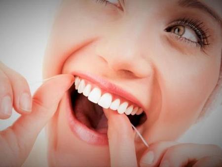 لهذه الأسباب نظّفي أسنانكِ بالخيط كل يوم!